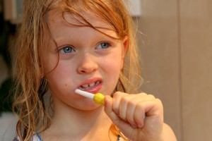Retrouvez nos dentifrices et brosses à dents pour enfants sur Enfant au naturel Brosser les dents oui mais quand?