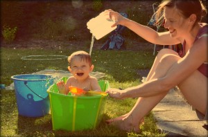 Au jardin, je m'éclate dans ma piscine atypique... avec Maman ♥ Estelle G.