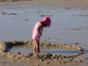 A la plage, on patauge, on saute dans l'eau... et on se marre ! Stéphanie P.